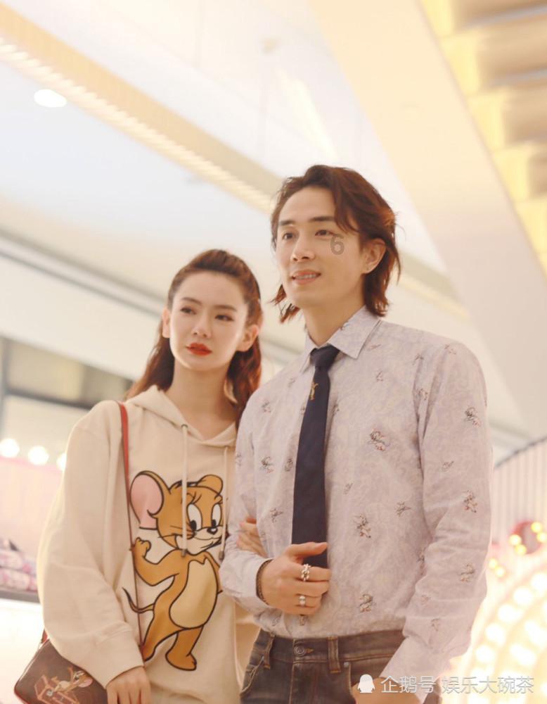亚当玩高尔夫